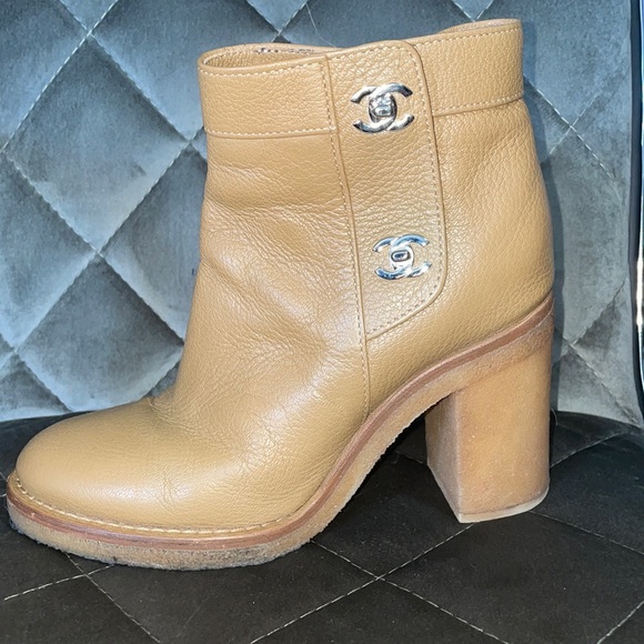 Beautiful Chanel boots! Short, beige, silver C’s - Picture 7 of 15